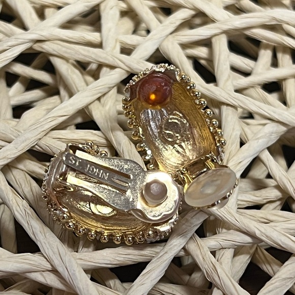 ST. JOHN • WHITE & GOLD SPRINKLE • CLIP ON EARRINGS - Picture 2 of 3